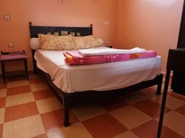 Chambre du gîte avec lits simples et couvertures berbères