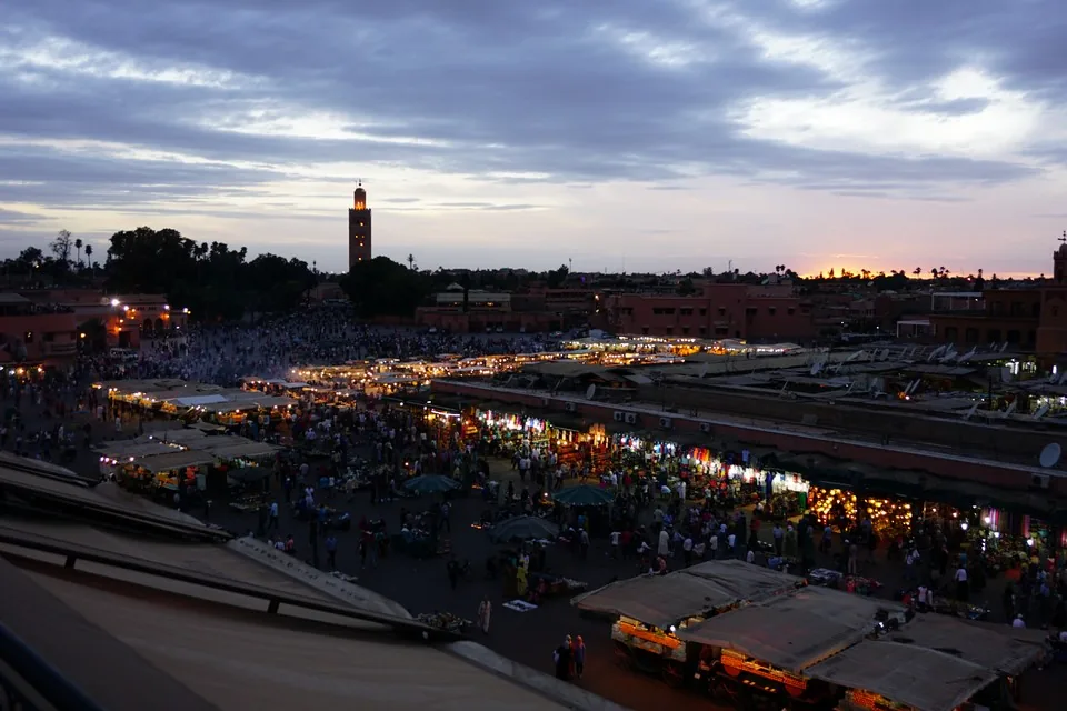 La place Jemaa el-Fna et les toits de Marrakech