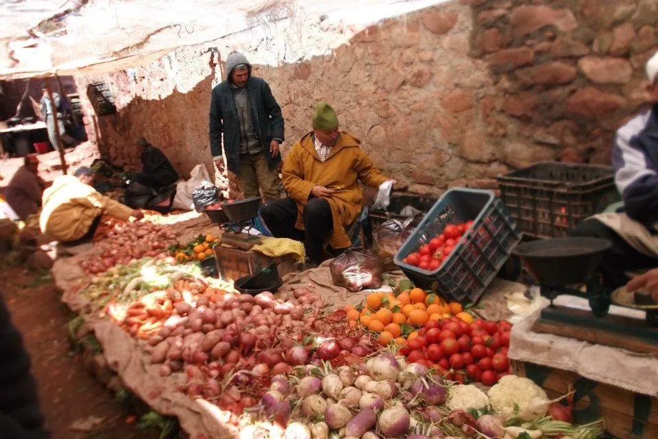 Étals et foule au souk hebdomadaire de Zerkten