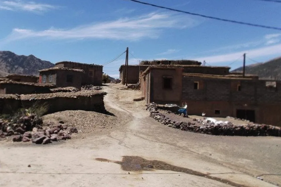 Le hameau d'Afra accroché au flanc de la montagne