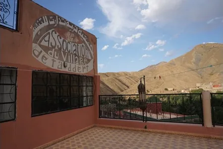 La façade du gîte de Taddert dans le village, construite en pisé