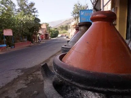 Des tajines en cuisson devant un restaurant en bord de route à Taddert