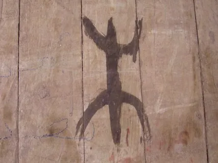 Le symbole amazigh peint sur un mur du village