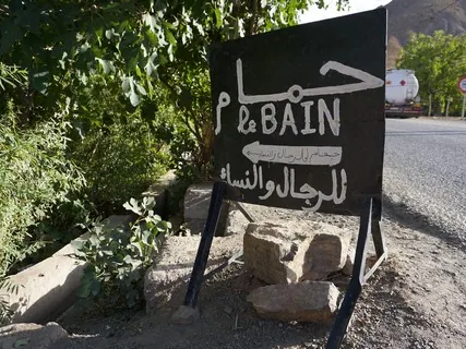 La ruelle menant au hammam traditionnel du village
