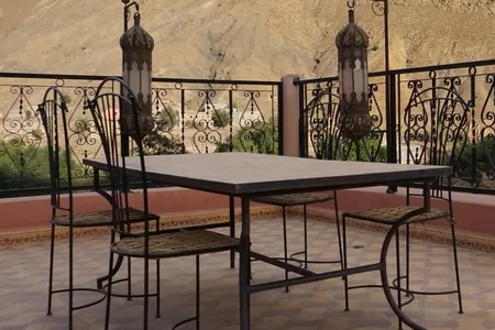 La terrasse du gîte de Taddert dominant le village et les montagnes du Haut Atlas