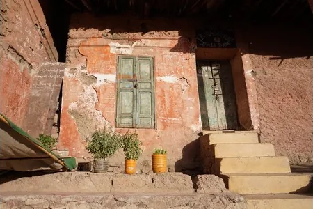 Le village de Taddert vu depuis les hauteurs, entouré des montagnes du Haut Atlas